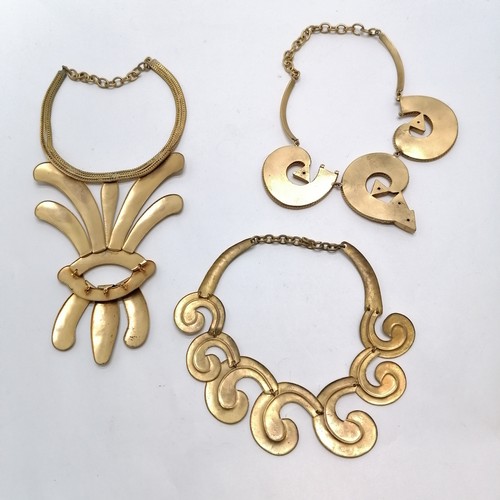 537 - Qty of theatrical gold tone jewellery inc 3 x collars, 4 pairs of earrings, 2 mock tusk pendants (10... 