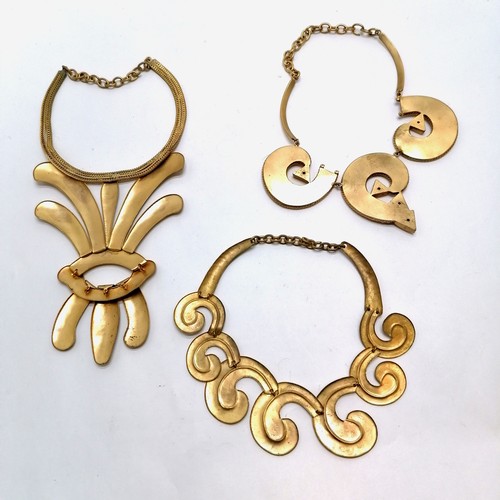 537 - Qty of theatrical gold tone jewellery inc 3 x collars, 4 pairs of earrings, 2 mock tusk pendants (10... 