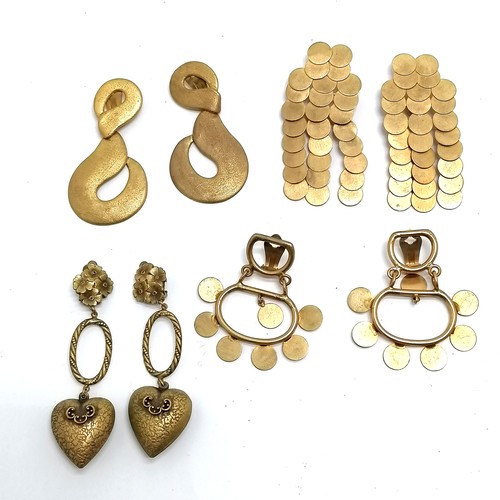 537 - Qty of theatrical gold tone jewellery inc 3 x collars, 4 pairs of earrings, 2 mock tusk pendants (10... 