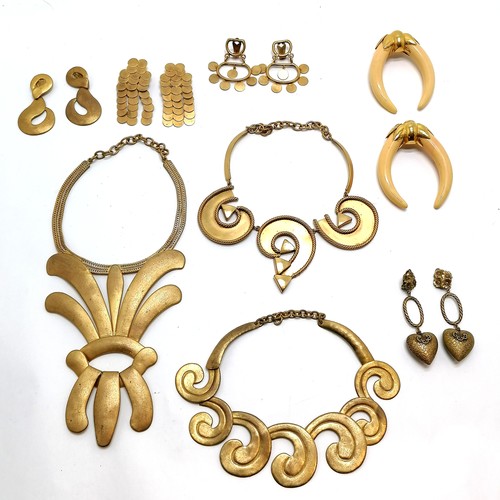 537 - Qty of theatrical gold tone jewellery inc 3 x collars, 4 pairs of earrings, 2 mock tusk pendants (10... 