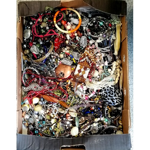 539 - Box of costume jewellery inc mother of pearl leopard print pendant etc - SOLD ON BEHALF OF THE NEW B... 