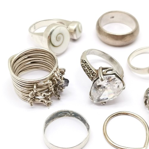 543 - 8 x silver rings (1 unmarked) inc garnet, band ring, large pear shaped white stone etc - total weigh... 