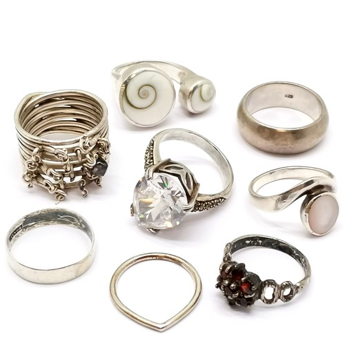 543 - 8 x silver rings (1 unmarked) inc garnet, band ring, large pear shaped white stone etc - total weigh... 