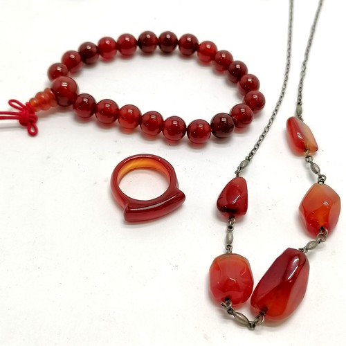 547 - Qty of silver cornelian jewellery - 2 rings (1 Edinburgh by MB), 2 pendants (1 on 44cm silver chain)... 