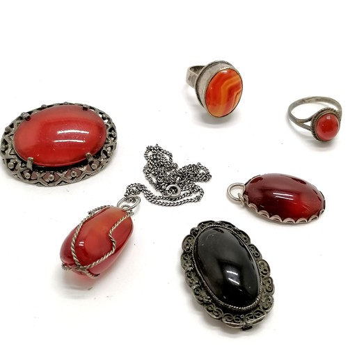 547 - Qty of silver cornelian jewellery - 2 rings (1 Edinburgh by MB), 2 pendants (1 on 44cm silver chain)... 