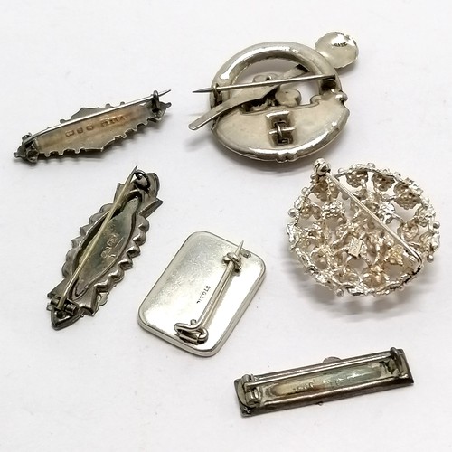 559 - 6 x silver marked brooches inc antique stylised instrument by Alfred James Cheshire, Bairn (4.2cm), ... 