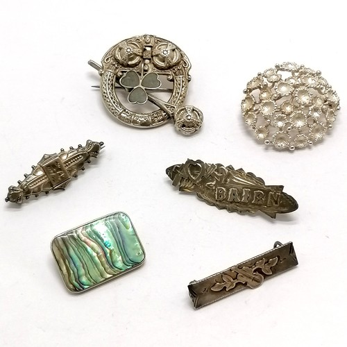 559 - 6 x silver marked brooches inc antique stylised instrument by Alfred James Cheshire, Bairn (4.2cm), ... 