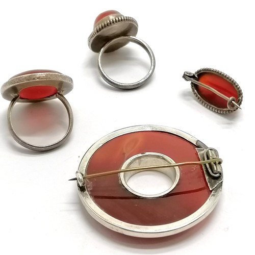 560 - Qty of silver jewellery set with cornelian ~ the ring & large circular brooch (4cm diameter with rep... 