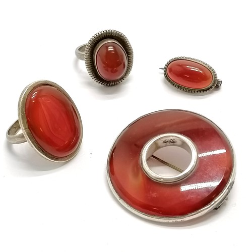 560 - Qty of silver jewellery set with cornelian ~ the ring & large circular brooch (4cm diameter with rep... 