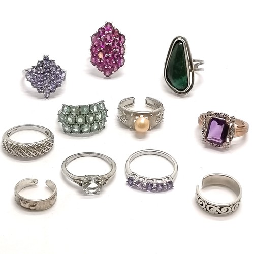 561 - 11 x silver marked rings inc tanzanite, amethyst / diamond, malachite etc - total weight 37g