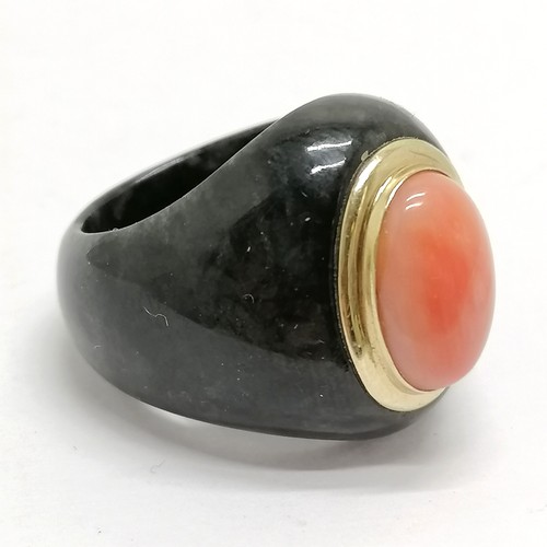 568 - Oriental hardstone / jade ring with pink coral cabochon set in unmarked gold mount - size Q & 14g