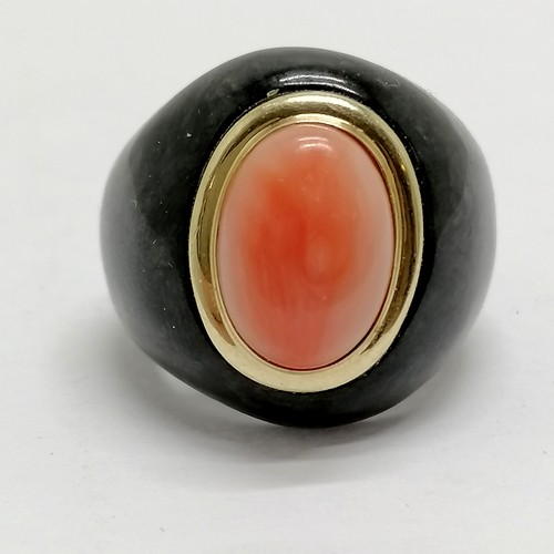 568 - Oriental hardstone / jade ring with pink coral cabochon set in unmarked gold mount - size Q & 14g