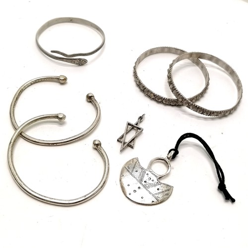 570 - 5 x 'foreign' white metal bangles inc snake t/w 2 pendants inc star of david ~ total weight 129g