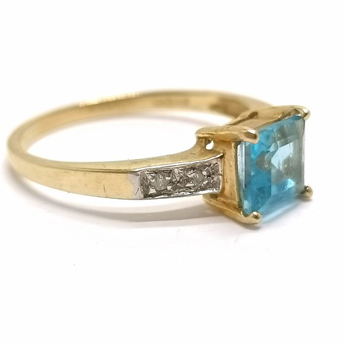 575 - 9ct hallmarked gold blue topaz ring with diamond set shoulders - size Q½ & 2.1g total weight