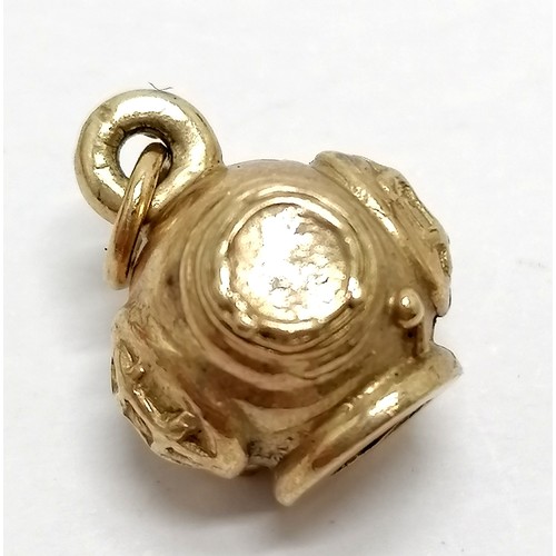 578 - 9ct hallmarked gold divers helmet charm / pendant, unmarked gold pendant on a 9ct gold chain - 6.3g ... 