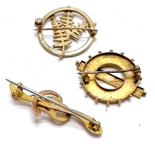 579 - 3 x 9ct hallmarked gold brooches - 1 with triple fern detail ~ 2 with metal pins & total weight (3) ... 