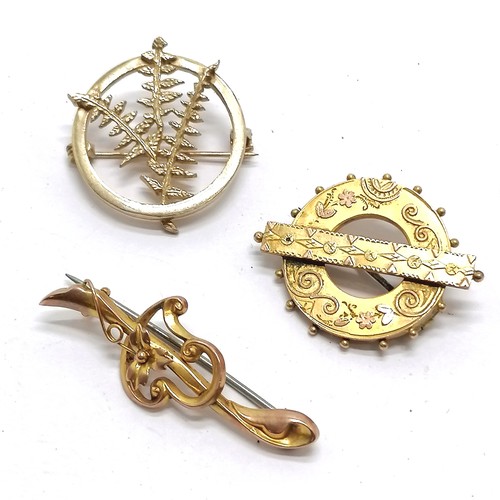 579 - 3 x 9ct hallmarked gold brooches - 1 with triple fern detail ~ 2 with metal pins & total weight (3) ... 