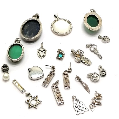 581 - 17 x silver pendants inc star of david, mother of pearl, pair of dolphins, key, stone set etc t/w si... 