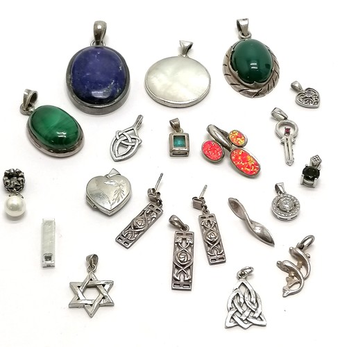 581 - 17 x silver pendants inc star of david, mother of pearl, pair of dolphins, key, stone set etc t/w si... 