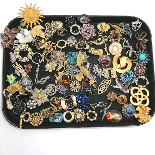 583 - Large qty of costume brooches inc lifebuoy, lizard, bow, cat, enamel, elephant etc