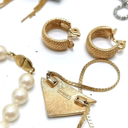 Qty of mostly designer jewellery inc Trifari brooch set with mock pearl