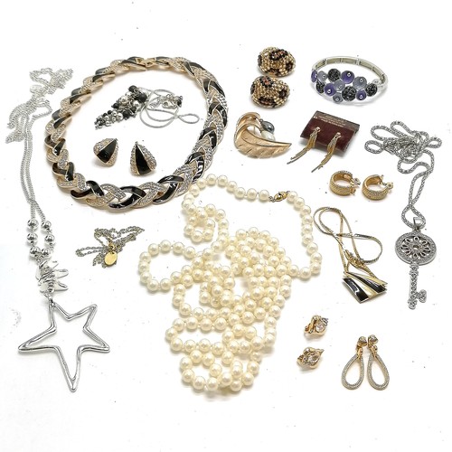 Qty of mostly designer jewellery inc Trifari brooch set with mock pearl