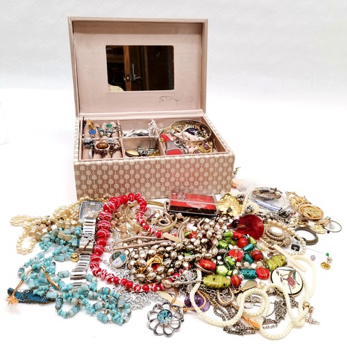 784 - Qty of costume jewellery in a fabric covered box (a/f)