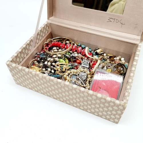 784 - Qty of costume jewellery in a fabric covered box (a/f)