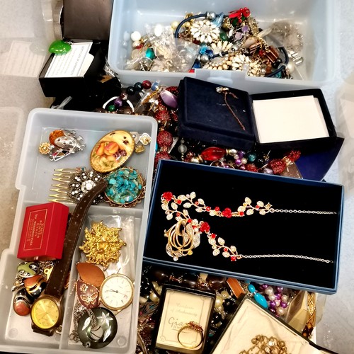 787 - Large qty of costume jewellery (in a clear tub)