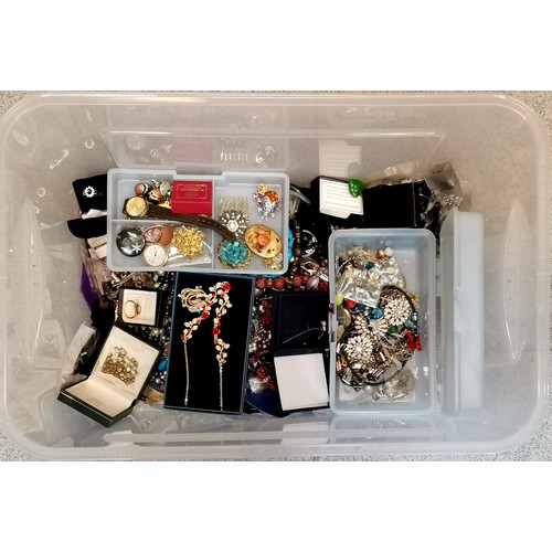 787 - Large qty of costume jewellery (in a clear tub)