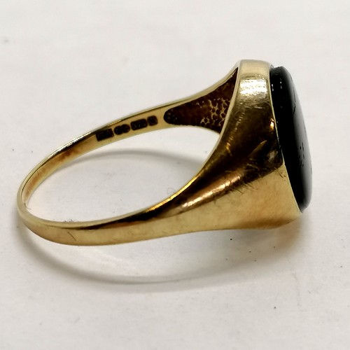 788 - 9ct hallmarked gold gents signet ring set with onyx - size T½ & 2.9g total weight ~ scuffs to stone