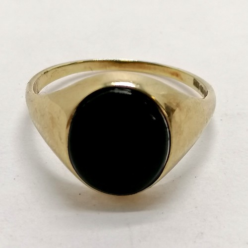 788 - 9ct hallmarked gold gents signet ring set with onyx - size T½ & 2.9g total weight ~ scuffs to stone