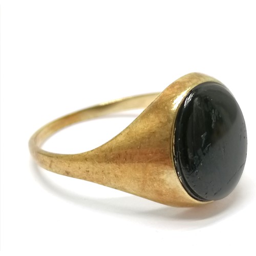 788 - 9ct hallmarked gold gents signet ring set with onyx - size T½ & 2.9g total weight ~ scuffs to stone