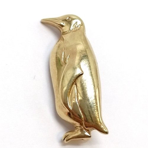 789 - Ola M Gorie 9ct hallmarked gold penguin brooch - 2.8cm & 4.8g