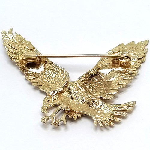 790 - 9ct hallmarked gold eagle brooch set with stones - 4cm across & 5.8g total weight