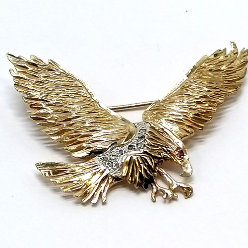 790 - 9ct hallmarked gold eagle brooch set with stones - 4cm across & 5.8g total weight