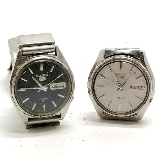 803 - 2 x vintage Seiko 5 automatic wristwatches in stainless steel 34mm cases - both running BUT WE CANNO... 