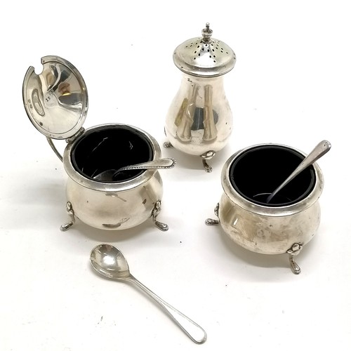 873 - 1920 Walker & Hall silver cruet set with blue glass liners with matched spoons - silver weight 78g