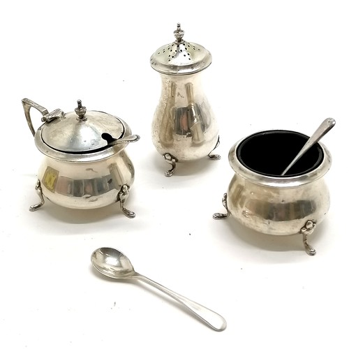 873 - 1920 Walker & Hall silver cruet set with blue glass liners with matched spoons - silver weight 78g