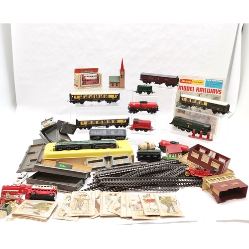 94 - Qty of railway models etc inc 3 x Pullman Triang carriages, Triang Winston Chuchill tender, rolling ... 