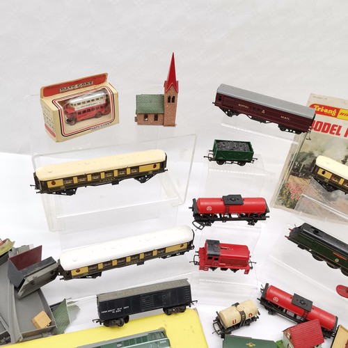 94 - Qty of railway models etc inc 3 x Pullman Triang carriages, Triang Winston Chuchill tender, rolling ... 