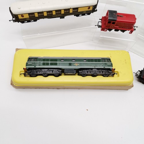 94 - Qty of railway models etc inc 3 x Pullman Triang carriages, Triang Winston Chuchill tender, rolling ... 