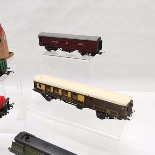 94 - Qty of railway models etc inc 3 x Pullman Triang carriages, Triang Winston Chuchill tender, rolling ... 