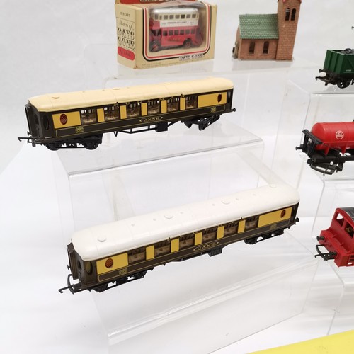 94 - Qty of railway models etc inc 3 x Pullman Triang carriages, Triang Winston Chuchill tender, rolling ... 