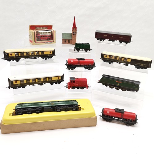 94 - Qty of railway models etc inc 3 x Pullman Triang carriages, Triang Winston Chuchill tender, rolling ... 