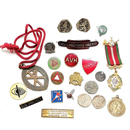 99 - Qty of badges inc AVH hunting badge, East Lancashire Railway, trading jetons, driving etc