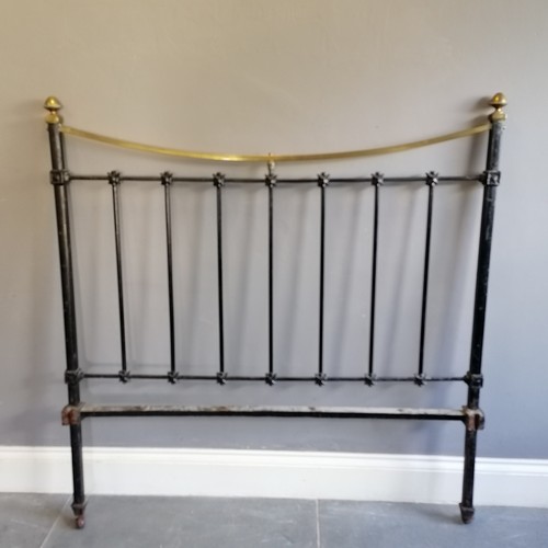 206 - Antique brass and iron bed frame, 137 cm wide, 206 cm length, 145 cm high at highest point. complete... 