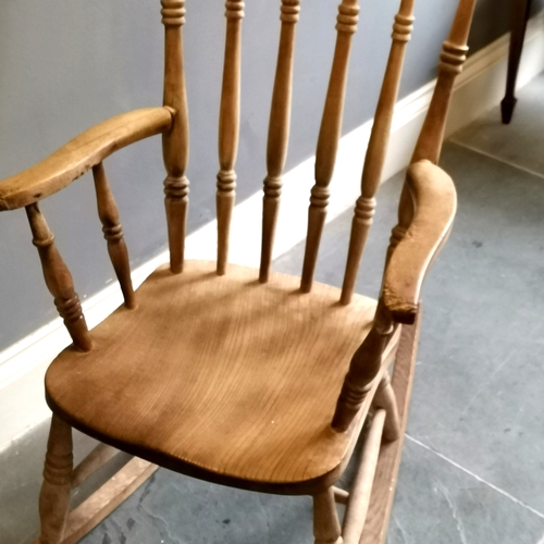 211 - Antique Elm Windsor country rocking chair, 58 cm wide, 77 cm deep, 100 cm high, signs of wear to arm... 