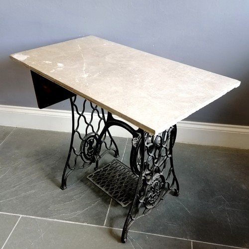 255 - Singer cast iron treadle sewing machine base fitted with grey piece of marble, 100 cm wide, 55 cm de... 