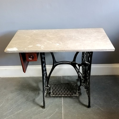 255 - Singer cast iron treadle sewing machine base fitted with grey piece of marble, 100 cm wide, 55 cm de... 